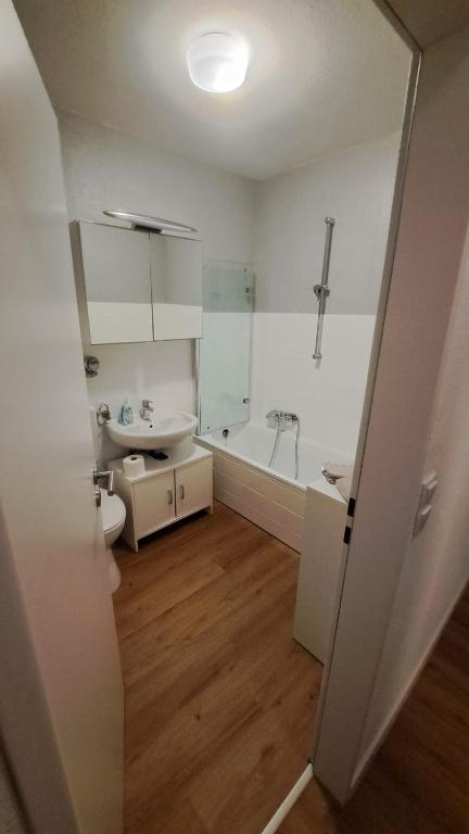 Monteurwohnung Karben — Badezimmer mit Badewanne