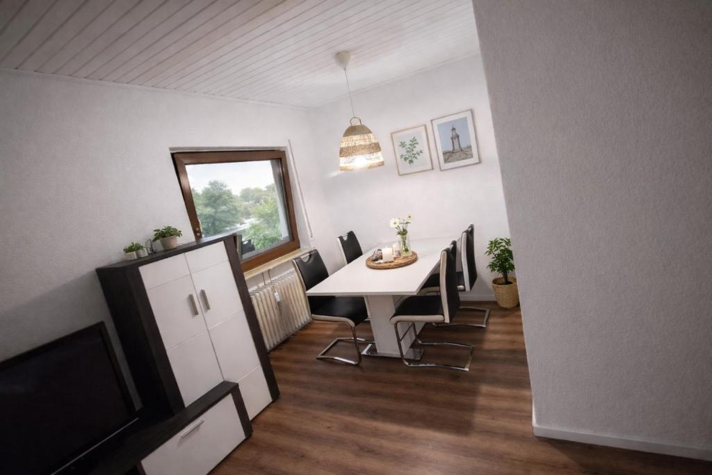Monteurzimmer Karben — Essbereich mit TV und Esstisch