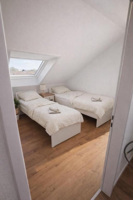 Monteurwohnung Karben — Schlafzimmer mit 3 Einzelbetten