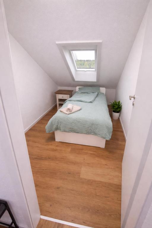 Monteurzimmer Karben — Schlafzimmer im Dachgeschoss