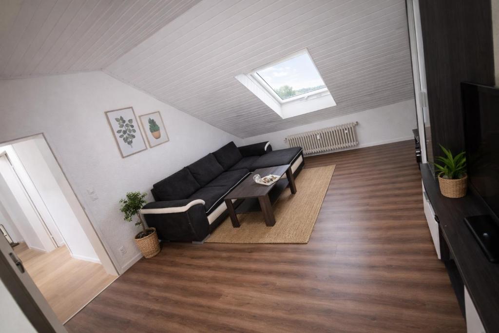 Monteurwohnung Karben — Wohnzimmer mit Schlafsofa für bis zu 4 Personen